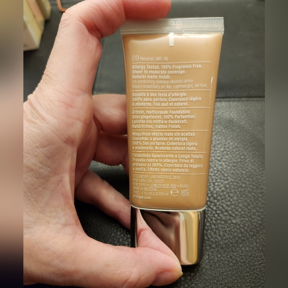 Clinique Stay-Matte Oil-Free Makeup Foundation In 09 Neutral - Picture 7 of 8